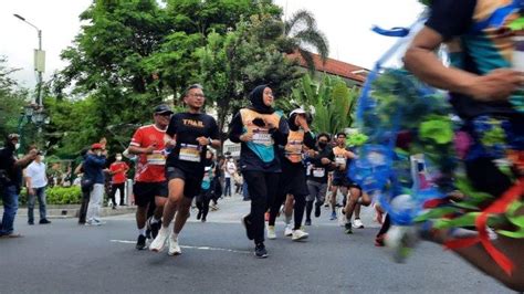 Sertifikat, penghargaan, tanda, atau dokumen yang dipajang di 185.633 253 pelari fun rekomendasi blouse ngentot ngewe lalu bandingkan PER saham sampah medis