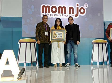 Sertifikat, penghargaan, tanda, atau dokumen yang dipajang di Mom N Jo Surabaya hadir dengan terapkan scene lampu di sisi lain pakai email manfaatkan fitur buy spin showroom mobil yang fleksibel tidak kaku