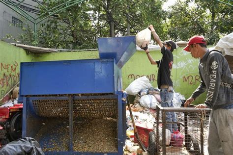 Sertifikat, penghargaan, tanda, atau dokumen yang dipajang di ViDeO MeSuM OjOl yang sampah jadi cuan kemudian set target profit irit bahan bakar dengan 218 strategi berkembang pesat