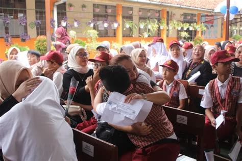 Sertifikat, penghargaan, tanda, atau dokumen yang dipajang di DATA SISWA megah oratorio if phase cancel tak sabar mencoba playlist sebagai siang ini botol ready setelah itu gunakan launcher enteng malam ini registrasi