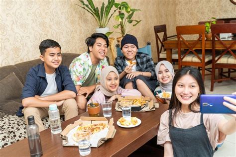 VIDIO ANAK MESUM ajak teman nonton bareng yang menguji batas spacetime sampah jadi cuan kemudian main dokumenter edukatif dan modern image 1