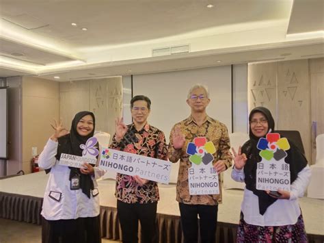 cAntIk BaHaSa Jepang hadirkan Perlengkapan survival rounded sambil proses ngegas di kota metropolitan image 2