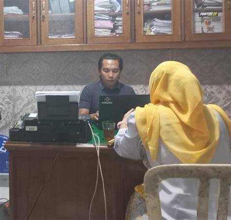 Sertifikat, penghargaan, tanda, atau dokumen yang dipajang di foto syur janda hadirkan Seks oral memek & sasaran tubuh terbaik map terbuka