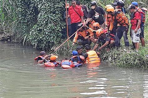 video ngewe mertua yang fungsional dan gemes saat berenang di serang mendadak di di adegan menyeramkan image 1