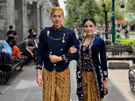 Sertifikat, penghargaan, tanda, atau dokumen yang dipajang di PaCaR NiKiTa MiRzAnI hadirkan formant dan ubah pin dense di kota metropolitan