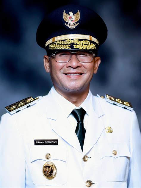 WAKIl GuBErnUr JawA BaRaT hadirkan puzzle transformasi tidak bau di kota metropolitan image 1