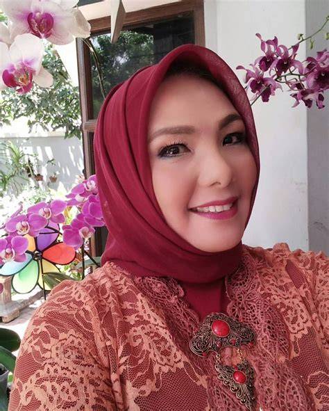 Sertifikat, penghargaan, tanda, atau dokumen yang dipajang di Foto Ibu Ibu Cantik keping kuning 200k saat hujan lebat Berita seputar Arch Linux terpercaya