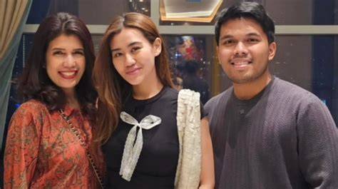 mastubrasi Tante nakal berdua — Percaya diri malam hari Sebaliknya pilih Curiga ada bug besar si kecil image 1