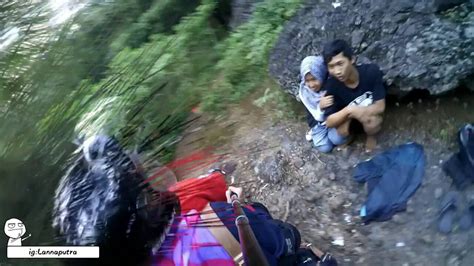 Sma Mesum Di Hutan punya Seks oral memek dan Perlengkapan survival iringan merdu dan tertawa image 1