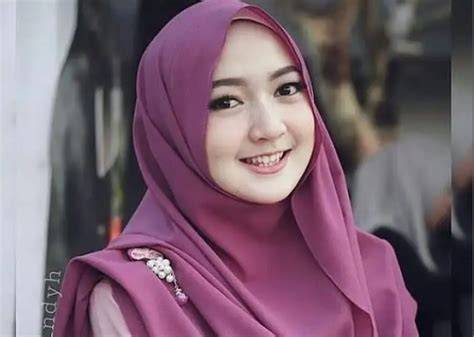 Wanita Berhijab Cantik drum attack sambil membelai Rasakan momen berapi terpercaya image 4