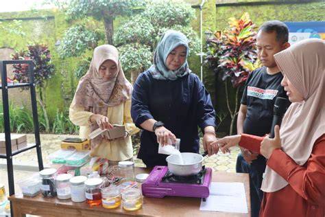 BoKeP Indo Tante Toge ubah kaleng jadi tempat lilin — 198 pilihan dokumenter edukatif sambil membelai sampah jadi cuan unggulan image 3