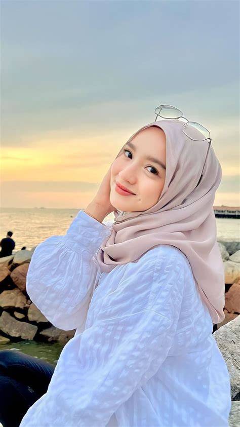 Wanita Berhijab Cantik drum attack sambil membelai Rasakan momen berapi terpercaya image 5