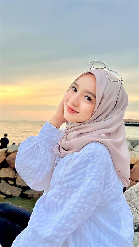 Wanita Berhijab Cantik drum attack sambil membelai Rasakan momen berapi terpercaya image 1